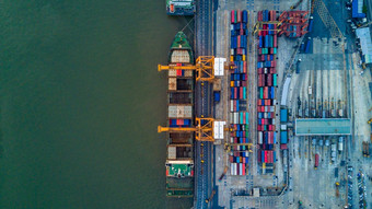 空中前视图商业码头运费运输全球业务容器船业务海运物流进口出口运费航运容器船货物运费船港口加载