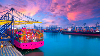 <strong>空中</strong>视图港口航运容器船港口与起重机港口容器船携带容器进口和出口业务物流和运输货物运费航运进口出口公司