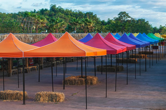 色彩斑斓的户外树冠帐篷为事件和节日公园