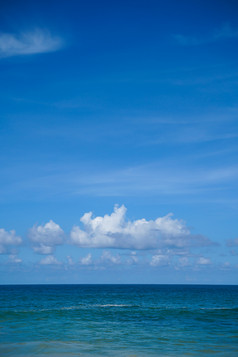 云蓝色的天空和海背景景观