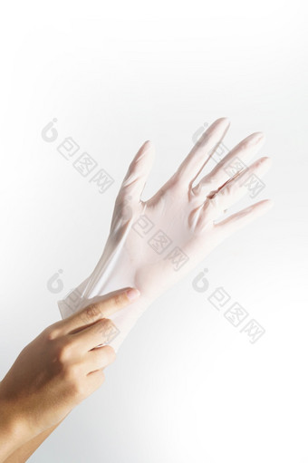 女人手wering橡胶手套保护安全科维德白色背景