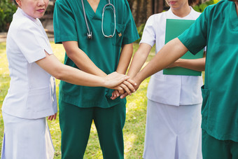 在一起<strong>合作</strong>手docter绿色布和护士白色布团队<strong>合作</strong>户外花园显示