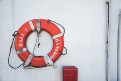 橙色生活浮标为安全海附加的巡航船白色背景和复制空间