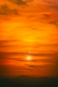 早....日出的峰拉查布里泰国的橙色太阳上升前的山和在那里是许多云