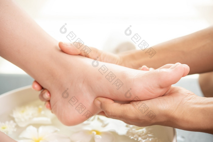 脚洗水疗中心之前治疗水疗中心治疗和产品为女脚和手水疗中心白色花陶瓷碗与水为芳香疗法水疗中心