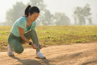 运行鞋子<strong>跑步</strong>者女<strong>人</strong>系鞋带为秋天运行森林公园<strong>跑步</strong>者尝试运行鞋子得到准备好了为运行慢跑女孩<strong>锻炼</strong>动机健康和健身