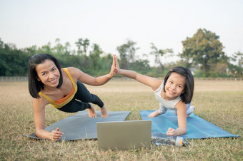 妈妈。和女儿做瑜伽女人和孩子培训的公园户外<strong>体育</strong>健康的<strong>体育</strong>运动生活方式查图兰加构成好吧被正念概念看<strong>视频</strong>教程在线移动PC