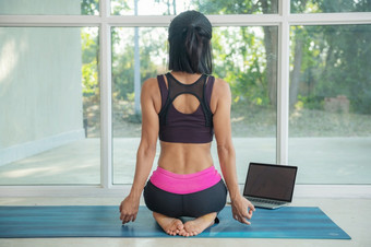 年轻的女人练习瑜伽做锻炼坐着构成工作出穿运动服装室内完整的长度瑜伽工作室后视图好吧被正念概念做锻炼首页坐着