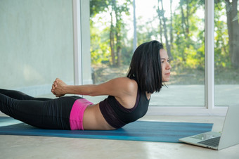 运动女人练习瑜伽回来和臀部培训构成伸展运动看健身视频教程在线移动PC做锻炼首页坐着席生活房间练习