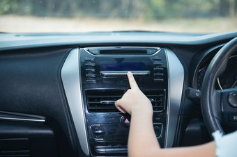 手女人把车空气条件系统按钮指示板车面板汽车车空气条件车指示板广播特写镜头女人集广播