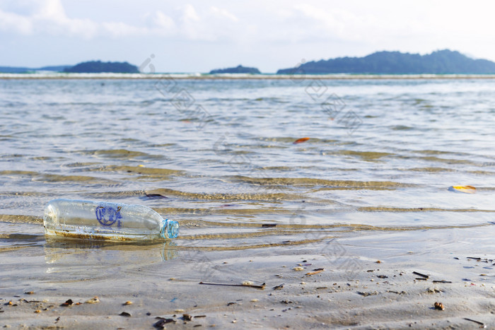 浪费水瓶那浮动的海滩一边环境污染问题从人类人类