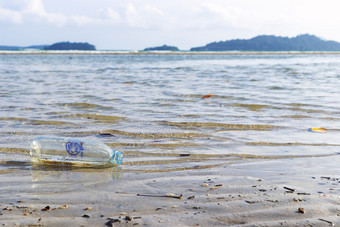 浪费水<strong>瓶</strong>那浮动的海滩一边环境污染问题从人类人类