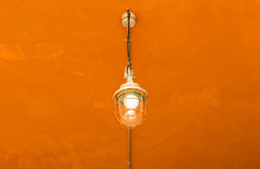 古董灯的天花板与橙色水泥背景