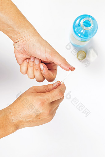 第一个援助与的使用酒精为消毒特征的伤口手指
