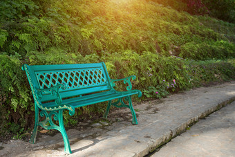 绿色金属板凳上的公园不锈钢钢椅子