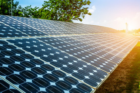 太阳能面板的天空替代能源清洁能源能源