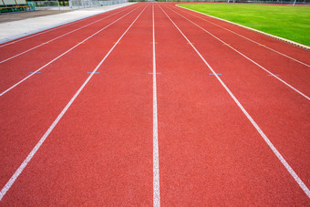 白色行体育场和纹理运行赛马场红色的橡胶赛马场户外体育场是跟踪和绿色草场空体育运动体育场与跟踪足球场足球场