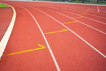 白色行体育场和纹理运行<strong>赛马</strong>场红色的橡胶<strong>赛马</strong>场户外体育场是跟踪和绿色草场空体育运动体育场与跟踪