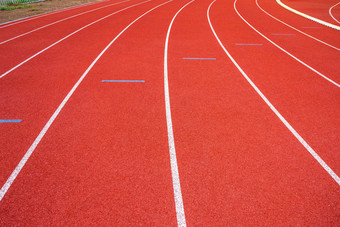 白色行体育场和纹理运行赛马场红色的橡胶赛马场户外体育场是跟踪和绿色草场空体育运动体育场与跟踪<strong>足球场足球场</strong>