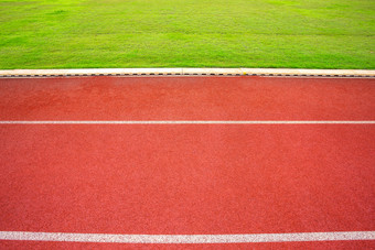 白色行体育场和纹理运行赛马场红色的橡胶赛马场户外体育场是跟踪和绿色草场空体育运动体育场与跟踪<strong>足球场足球场</strong>