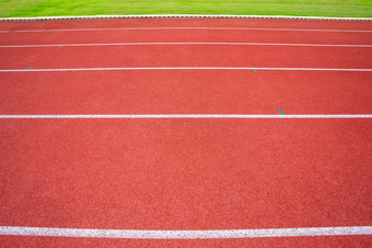 白色行体育场和纹理运行<strong>赛马</strong>场红色的橡胶<strong>赛马</strong>场户外体育场是跟踪和绿色草场空体育运动体育场与跟踪足球场足球场