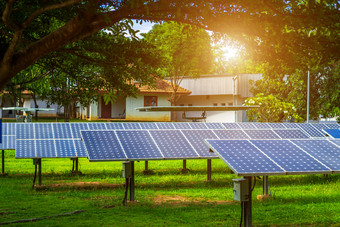 太阳能面板蓝色的天空背景替代能源概念清洁能源绿色能源