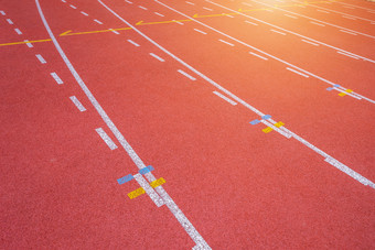 白色行体育场和纹理运行赛马场红色的橡胶赛马场户外体育场是跟踪和绿色草场空体育运动体育场与跟踪
