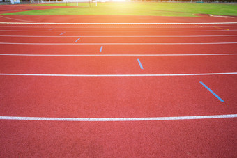 白色行体育场和纹理运行赛马场红色的橡胶赛马场户外体育场是跟踪和绿色草场空体育运动体育场与跟踪