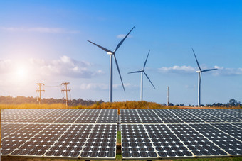 太阳能面板与风涡轮机对芒特尼斯景观对蓝色<strong>的</strong>天空与云替代能源概念清洁能源绿色能源