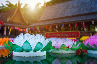 美丽的克拉通使泡沫浮动的水为阿来克拉通节日泰国新一年和河女神敬拜仪式的完整的月亮的月著名的节日phitsanulok泰国泰国语言王克拉通首歌赫瓦伊