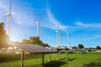 太阳能面板与风涡轮机对芒特尼斯景观对蓝色的天空与云替代能源概念清洁能源绿色能源