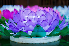 美丽的克拉通使泡沫浮动的水为阿来克拉通节日泰国新一年和河女神敬拜仪式的完整的月亮的月著名的节日泰国