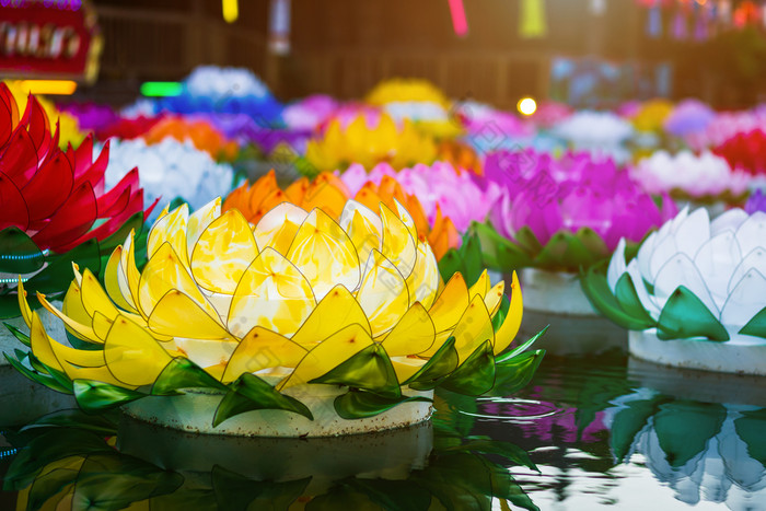 美丽的克拉通使泡沫浮动的水为阿来克拉通节日泰国新一年和河女神敬拜仪式的完整的月亮的月著名的节日泰国