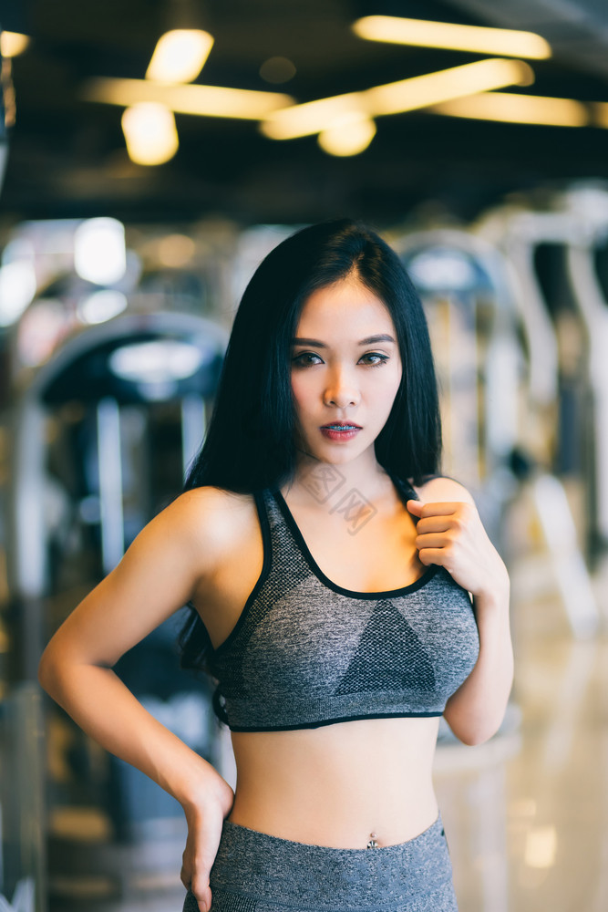 健身亚洲女性站体育运动健身房室内和健身健图片