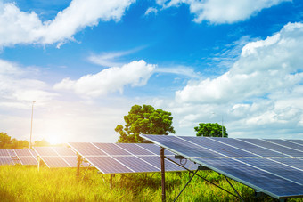 太阳能<strong>面板蓝色</strong>的天空背景替代能源概念清洁能源绿色能源