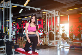 健身亚洲女性站体育运动健身房室内和健身健