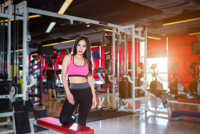 健身亚洲女性站体育运动健身房室内和健身健图片