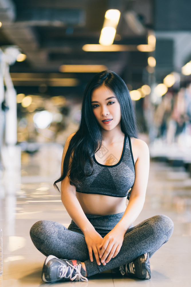 健身亚洲女性坐着体育运动健身房室内和健身图片