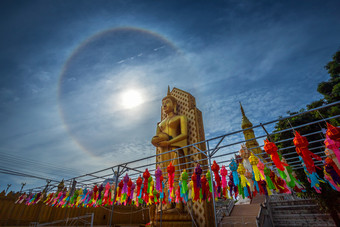 太阳你好与蓝色的天空与佛雕像寺庙<strong>泰国</strong>语言什么陈西佛教寺庙主要<strong>旅游</strong>吸引力phitsanulok<strong>泰国</strong>