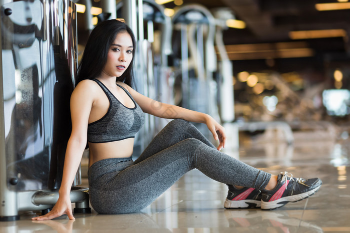 健身亚洲女性坐着体育运动健身房室内和健身图片
