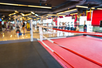摘要模糊散焦拳击健身房室内和健身健康俱乐部与体育锻炼设备健身房模糊背景