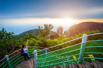 游客女人需要图片人旅行敬拜的石头与的足迹主佛khitchakut山主要旅游吸引力尖竹汶府泰国