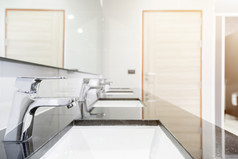 公共室内浴室与水槽盆地水龙头排现代设计