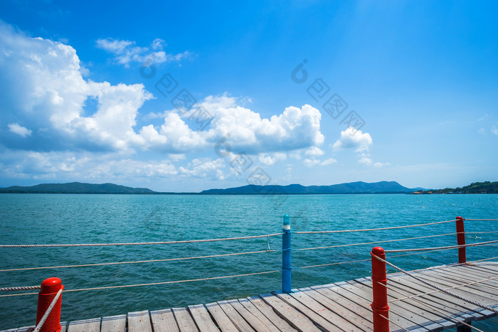 桥木走道路的海他潮老挝海滩蓝色的天空背景尖竹汶府泰国