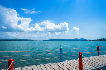 桥木走道路的海他潮老挝海滩蓝色的天空背景尖竹汶府泰国