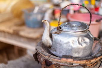 老泰国水壶泰国木炭炉子木表格是泰国传统的厨房风格