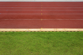 纹理运行赛马场红色的橡胶赛马场户外体育场是跟踪和绿色草场空体育运动体育场与跟踪足球场足球场