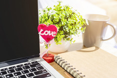 爱概念与心桌面与移动PC笔记本花能树木背景前视图办公室表格
