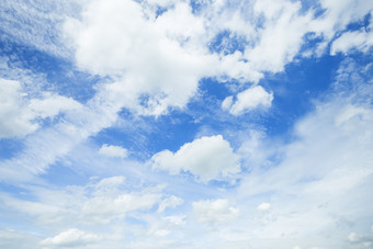 秋天蓝色的天空背景纹理与白色浪花非常云