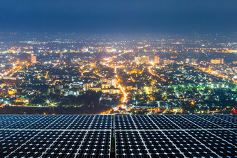太阳能面板光伏模块太阳能权力植物与城市景观在的光城市中心背景晚上时间替代能源概念